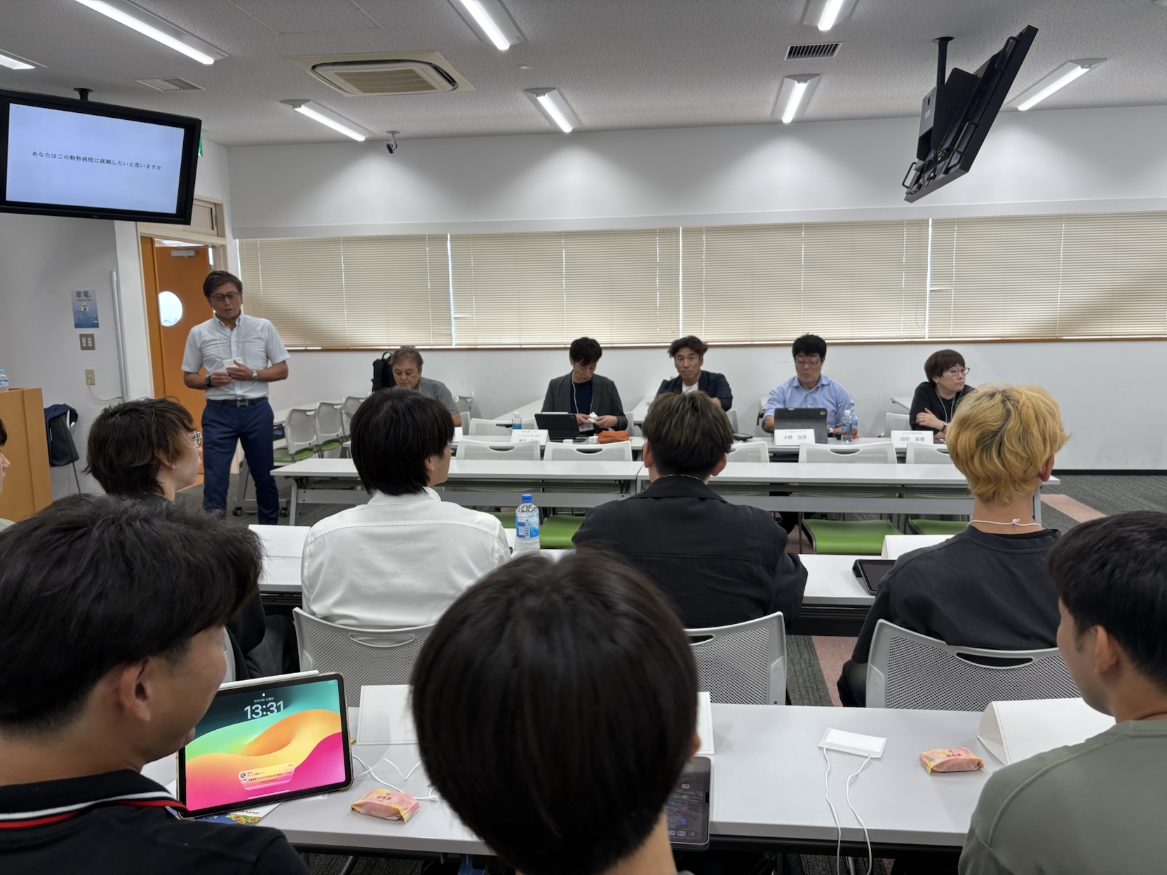 過去の勉強会で、参加者が講師の説明に耳を傾けている様子