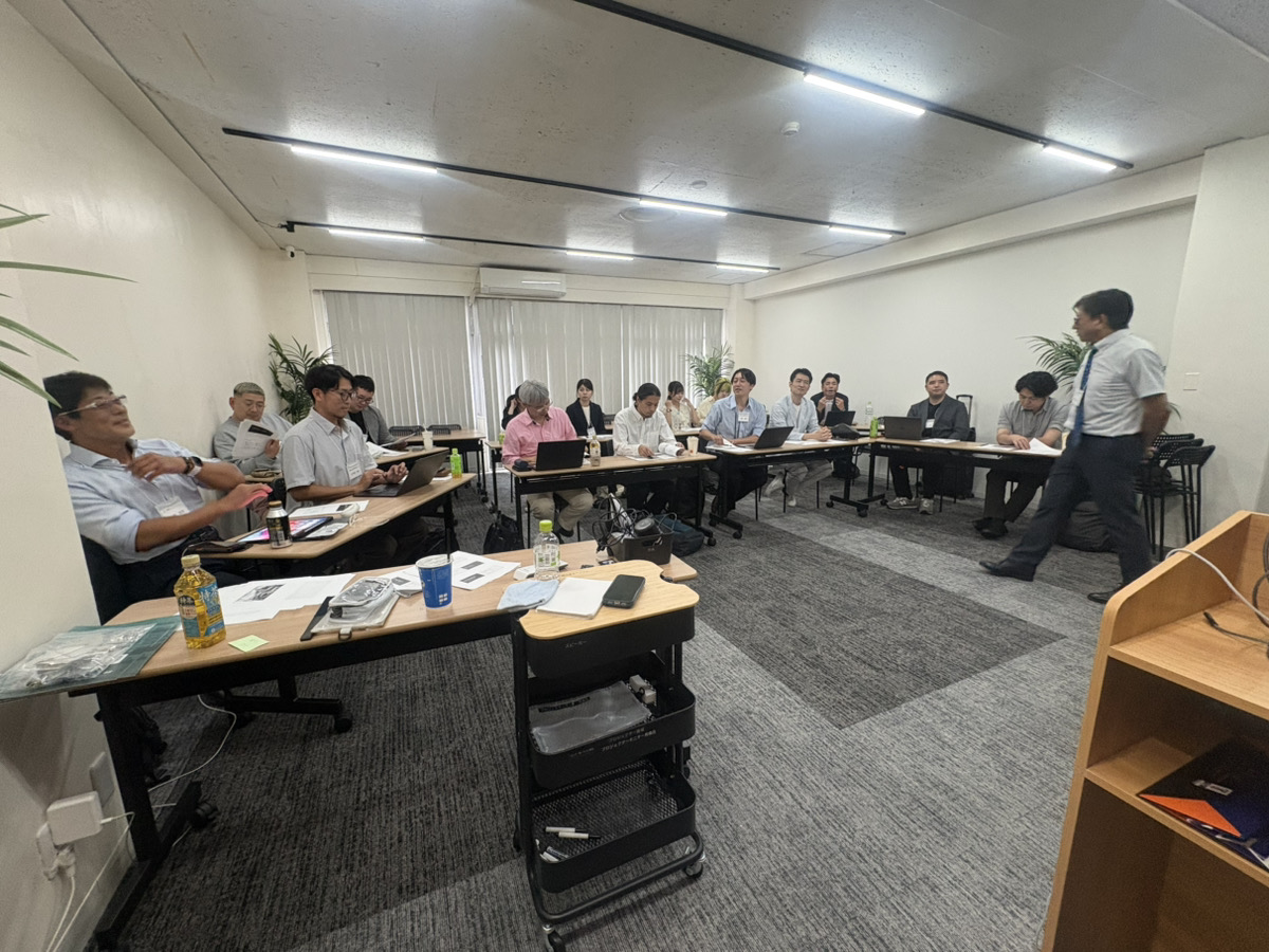参加者がテーブルを囲んで勉強会に参加している会場全体